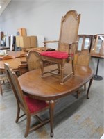 CHERRY FINISH QUEEN ANNE LEG TABLE W/ 4 CHAIRS