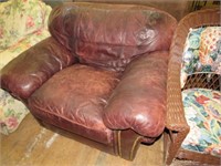 OVERSIZED PLEATHER ARM CHAIR