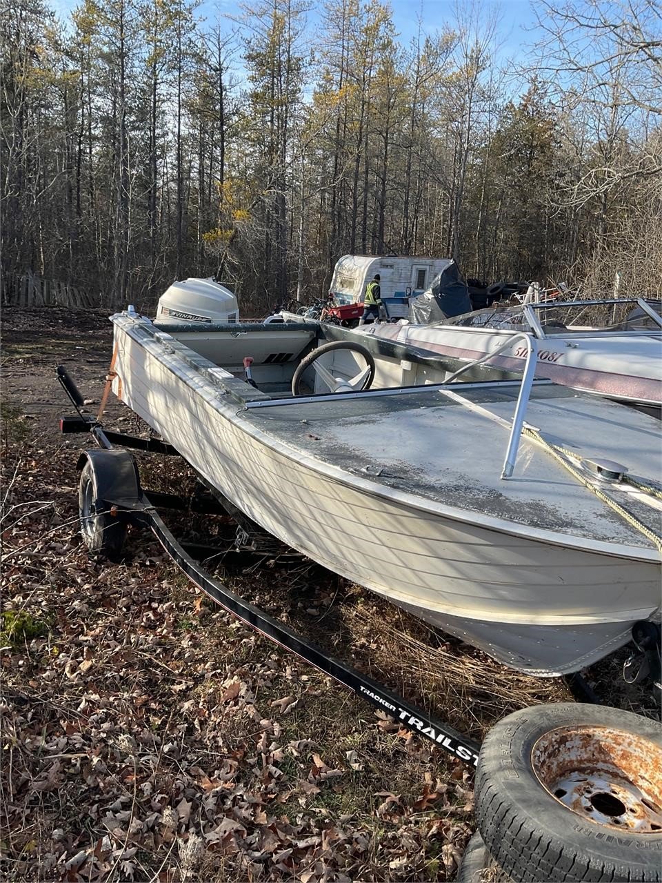 18 foot aluminum boat on newer trailer 85 evinrude