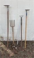 2 Hoes, 4-Tine Spading Ford & 4-Tine Curved Fork