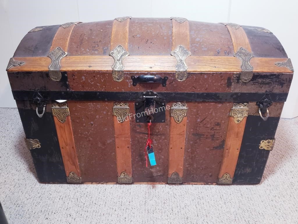 ANTIQUE HUMP TRUNK