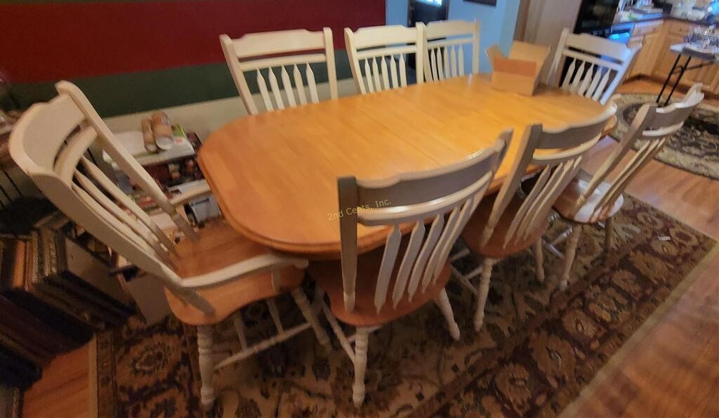 A American 8 Chair Dining Room Table/ Spot On Top