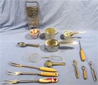 26 - VINTAGE NESTING MEASURING CUPS*SPOONS*MORE