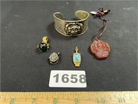 Bracelet, Pendants