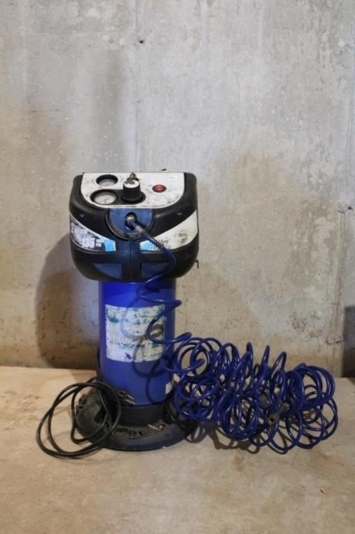 2 GAL 135PSI PORTABLE AIR COMPRESSOR