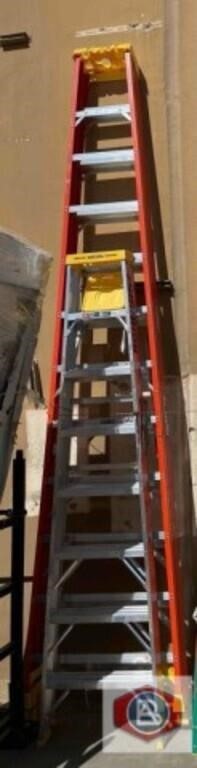 (2 pcs) assorted ladders (One ladder is dented,