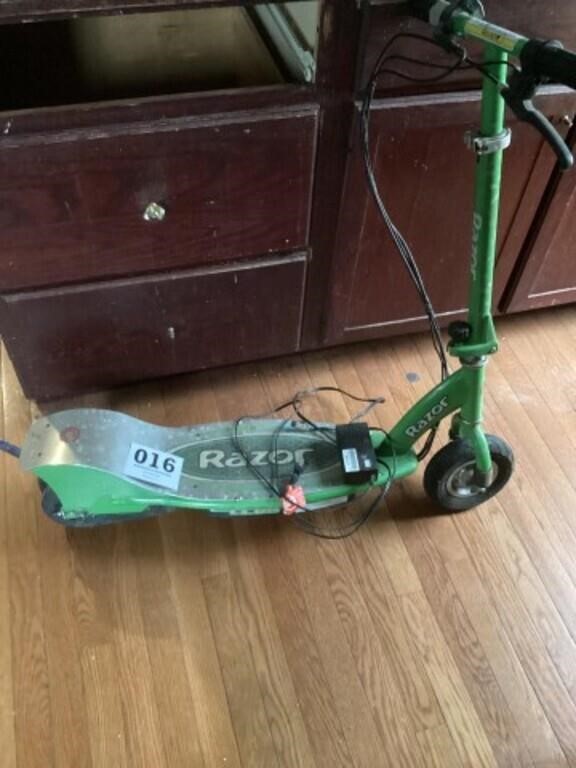Razor electric scooter with charger
