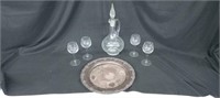 CLEAR GLASS DECANTER & 4 GLASSES PLUS METAL TRAY