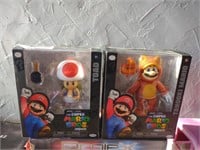 2 Super Mario Bros figurines (Toad & Tanooki