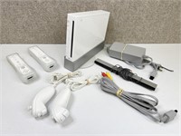 NIntendo Wii M#RVL-001 (USA) w/Controllers &