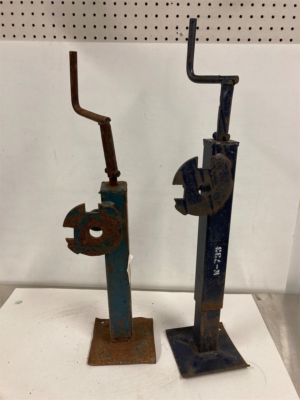 2 implement jacks. One works. One is seized