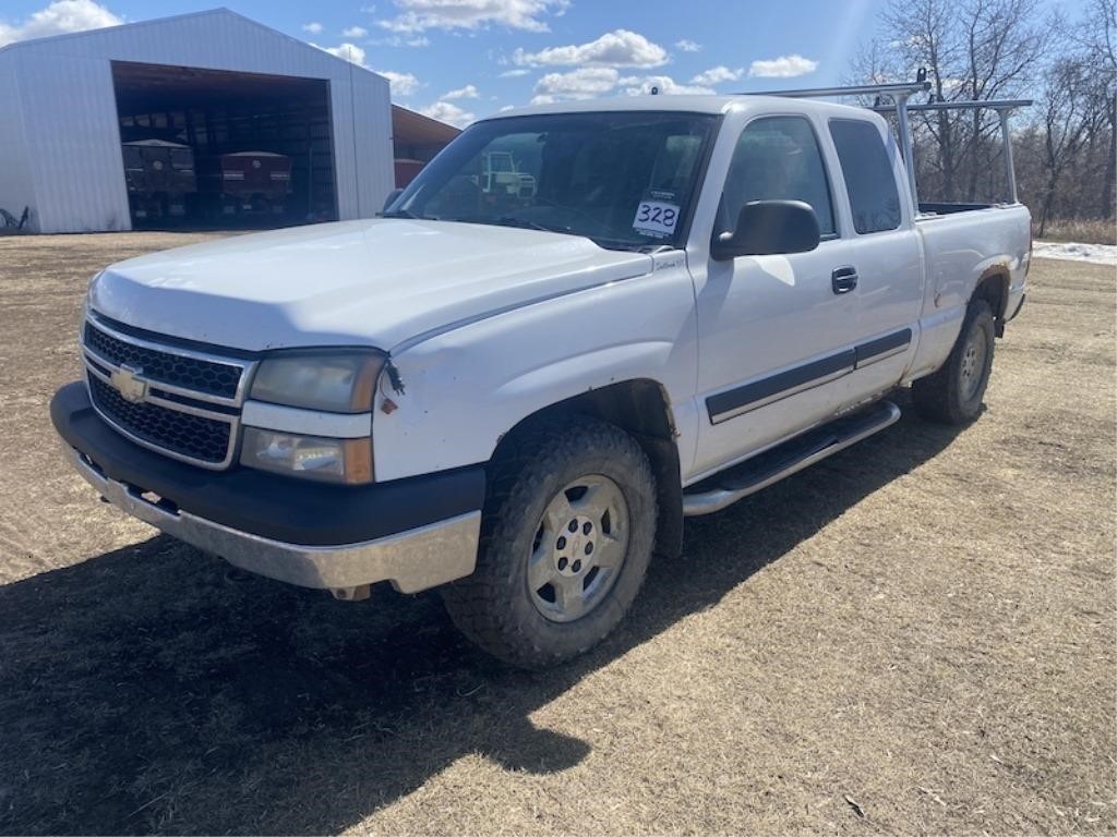 2006 Chevrolet 1/2 ton 4x4 Extended Cab Pickup
