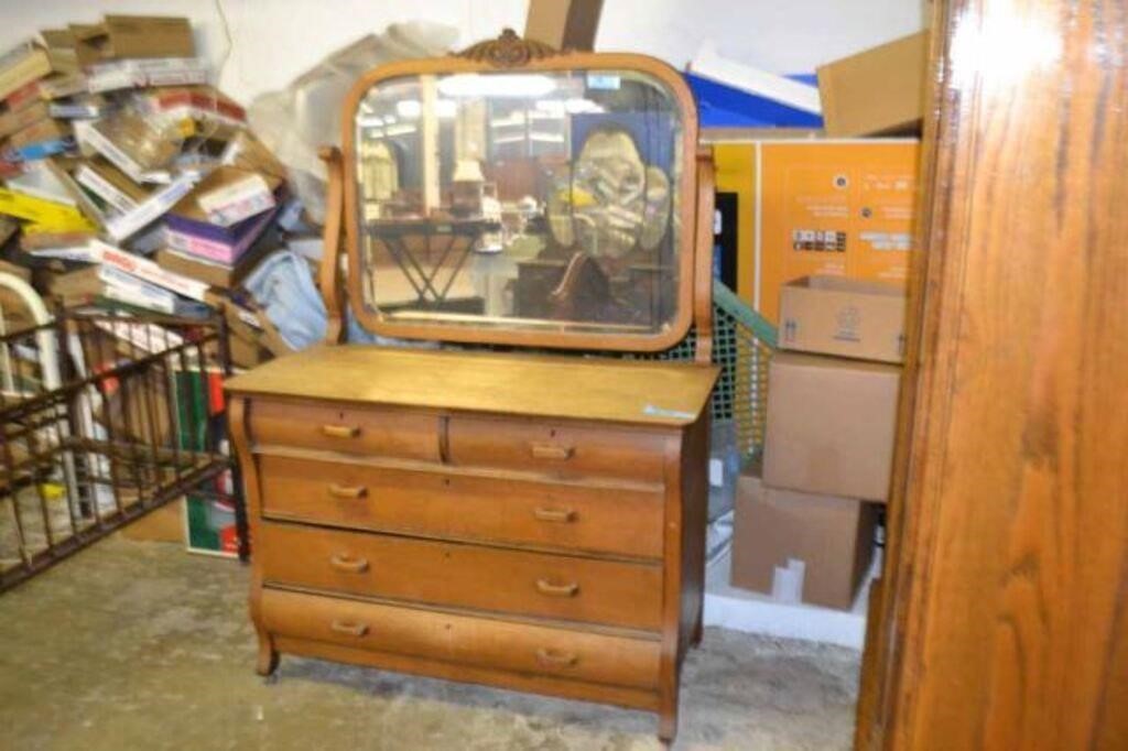 Oak 5 Drawer Dresser w/ Mirror