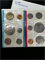 (1) 1977 Pair of D & S Uncirculated Mint Sets