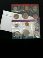 (1) 1979 Pair of D & S Uncirculated Mint Sets