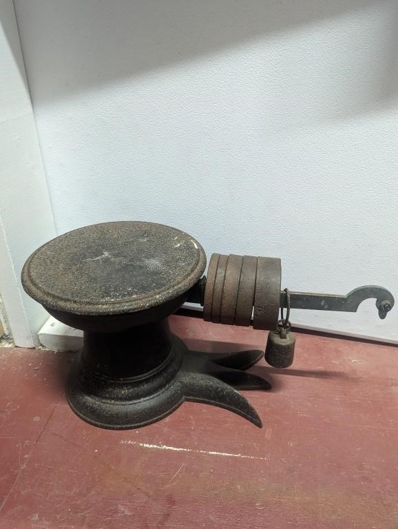 Howe 3 toe cast iron scale with weights
