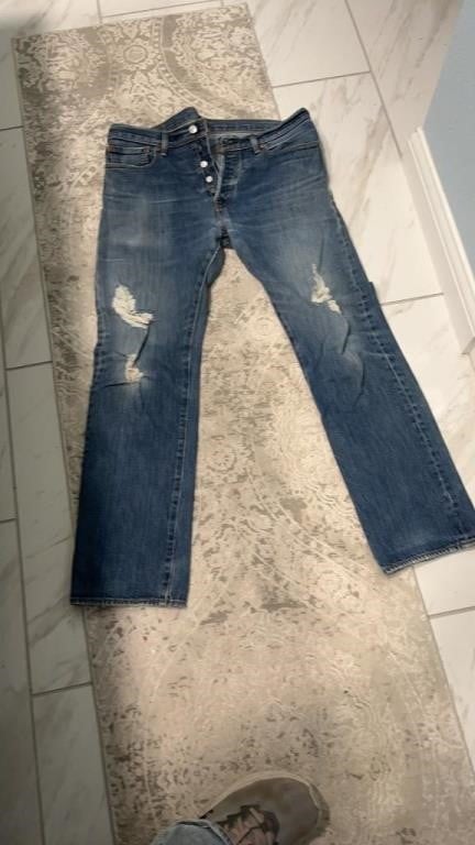 25+/- pairs of men’s Levi’s 501 butterfly jeans.