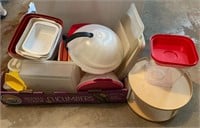 Large flat of Tupperware and plastic ware