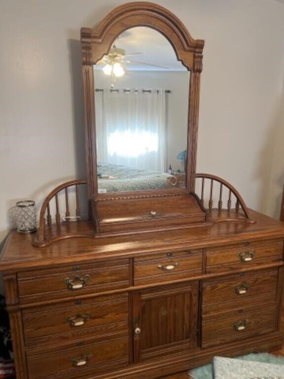 Lexington 2 piece Dresser and mirror set with 9