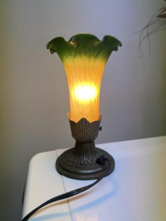Yellow to green flower lamp