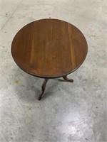 Round Side Table 18x22