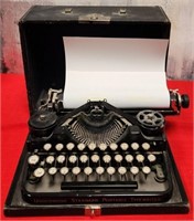 11 - ANTIQUE UNDERWOOD TYPEWRITER (V111)