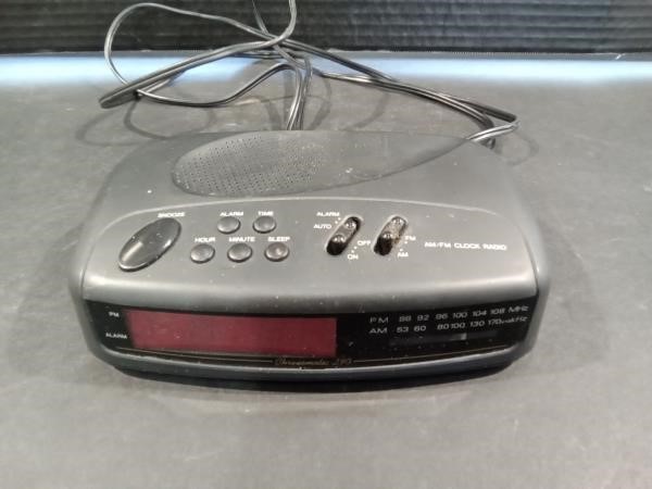 Vintage Radio Shack Chronomatic 290 AM FM Radio
