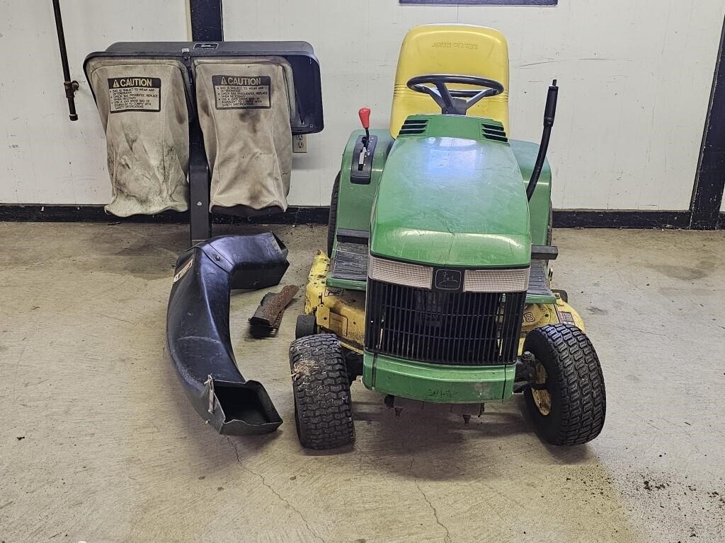 John Deere LX172 Riding Lawn Mower