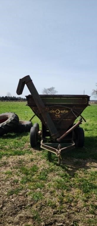 Grainovator self unloading feed wagon