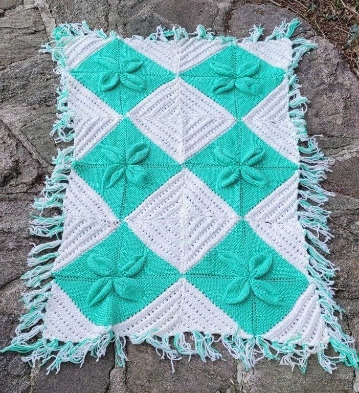 Crochet Afghan Blue/White Rosettes