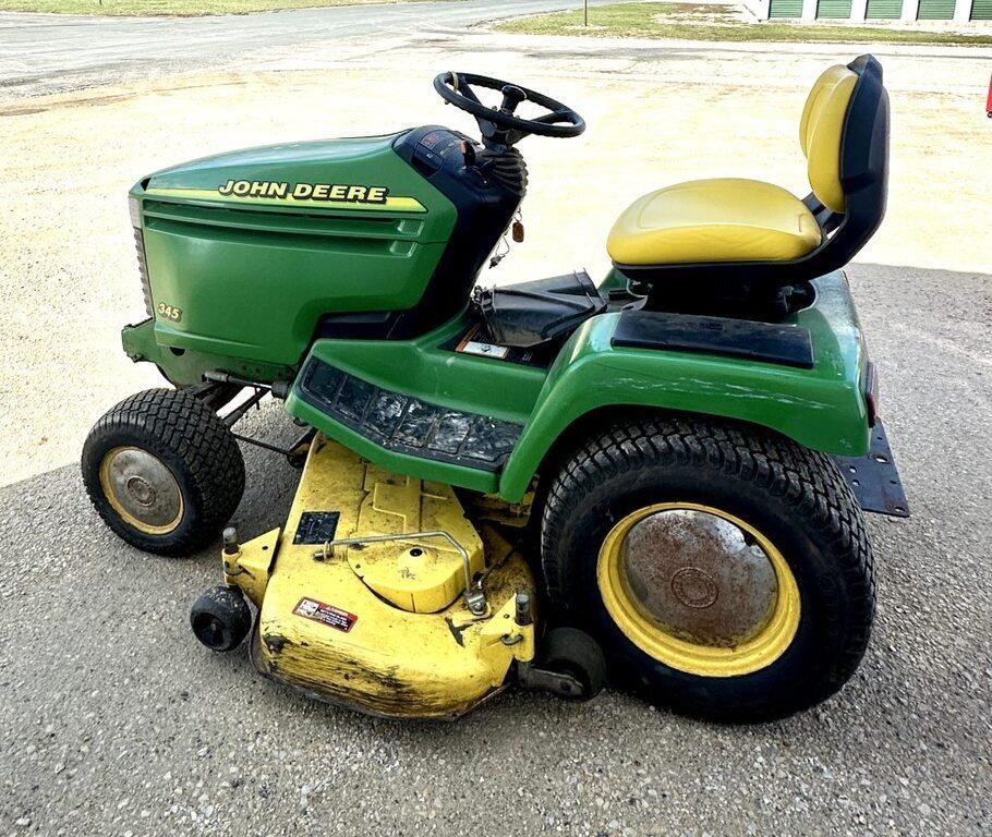 John Deere 345 Lawn Tractor