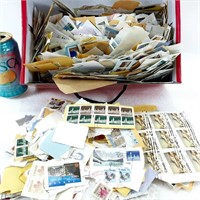 Plusieurs milliers de timbres du CANADA sur papier