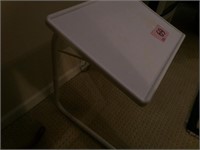 ADJUSTIBLE TRAY TABLE
