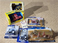 6 Ertl New Holland 1/64 and 1/32 in Bubble Packs/B