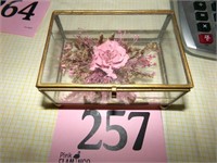 GLASS DISPLAY WITH FLOWERS