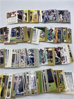 LOT OF ASSORTED TOPPS BASEBALL CARDS
