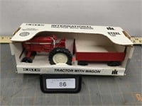 Ertl IH tractor with wagon, 1/32