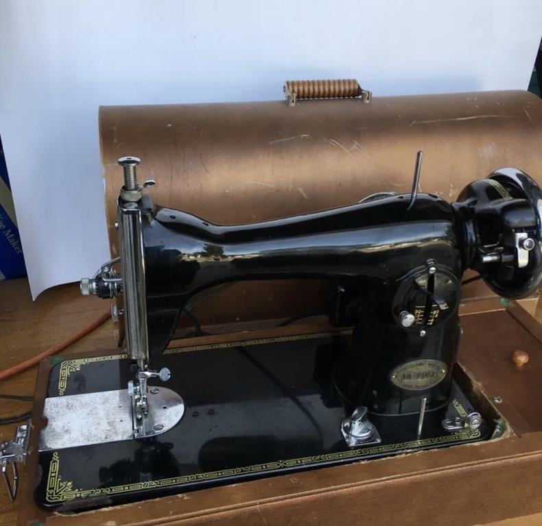 1950s SINGER  De Luxe Portable Sewing Machine