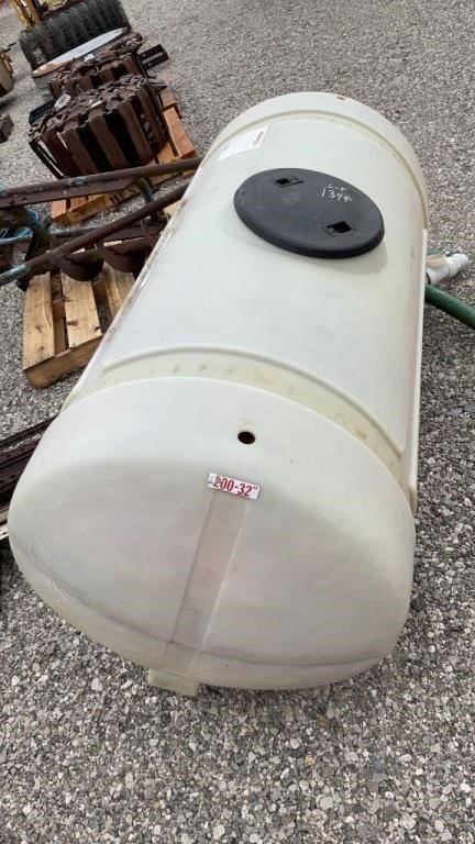 200 GALLON POLY SPRAYER TANK