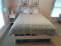 Full size bedding set including 2 pillows and 3