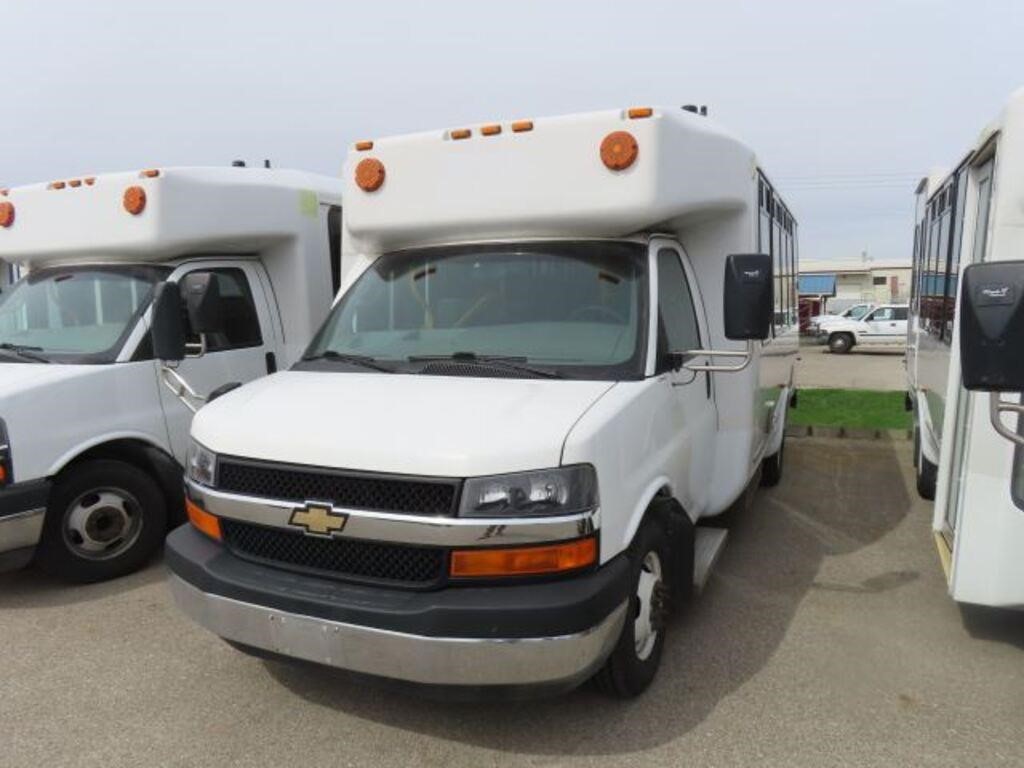 2011 CHEV. SHUTTLE BUS (VM09)   WHITE