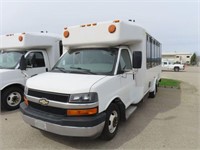 2011 CHEV. SHUTTLE BUS (VM08)   WHITE