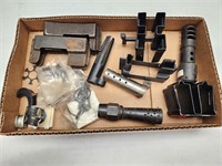 TRAY LOT OF ASSORTED GUN PARTS AND ACCESSORIES
