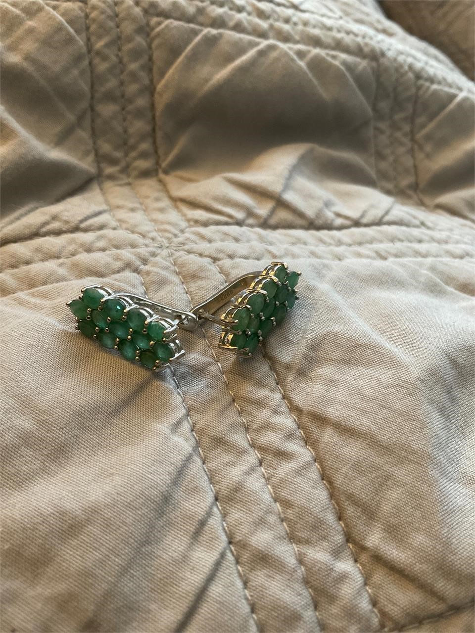 Stunning emerald earring on 925 antique like new