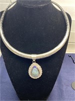 Structured neck with iridescent stone