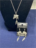 Silver tone horse and feather necklace w/