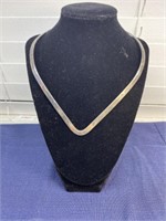Structured necklace