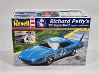 REVELL 1/24TH RICHARD PETTY'S '70 SUPERBIRD MODEL