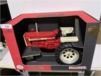 Scale Models Case IH Farmall 1206 diesel, 1/8,