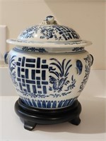 MCM Porcelain Chinese blue and white ginger jar w